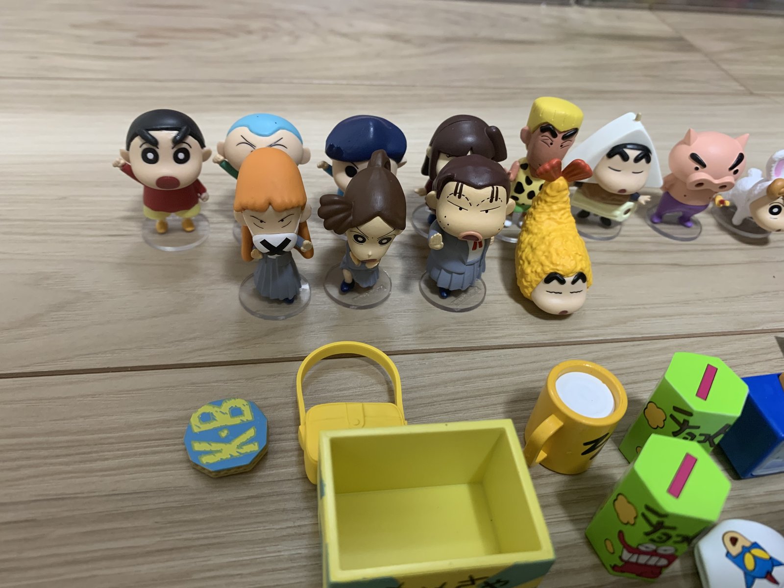 キャラフィギュアのアップ（左）