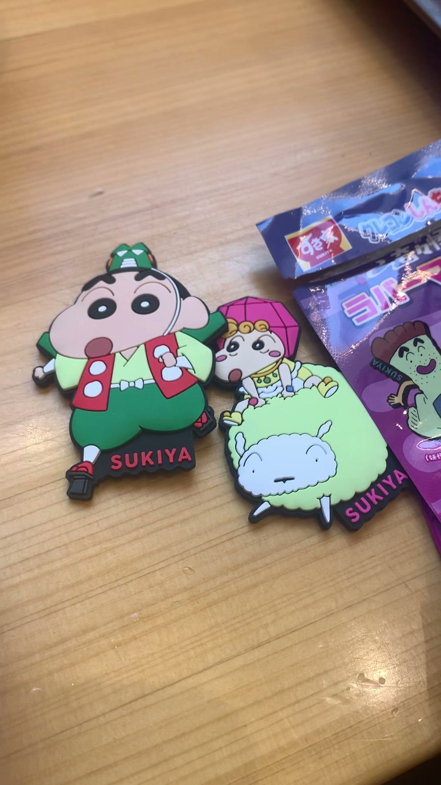 すき家すきすきセットのラバーマグネット（ひまわり＆しんのすけ）とパッケージ